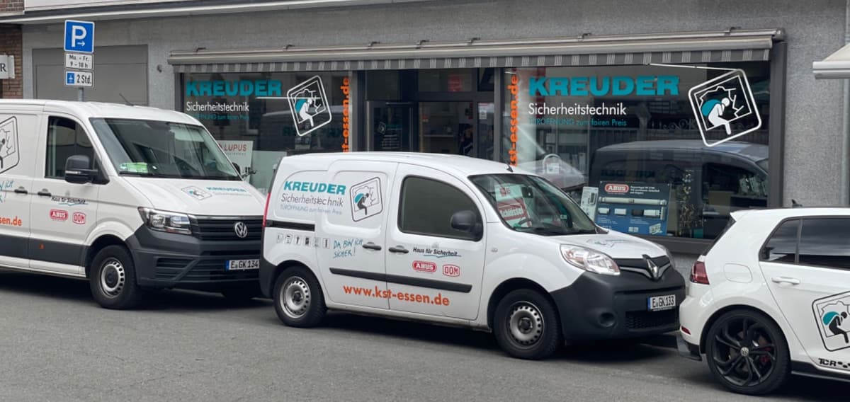 Kreuder Sicherheits-Technik GmbH — Ladenlokal Himmelpforten 2a Essen-Borbeck mit Servicefahrzeugen